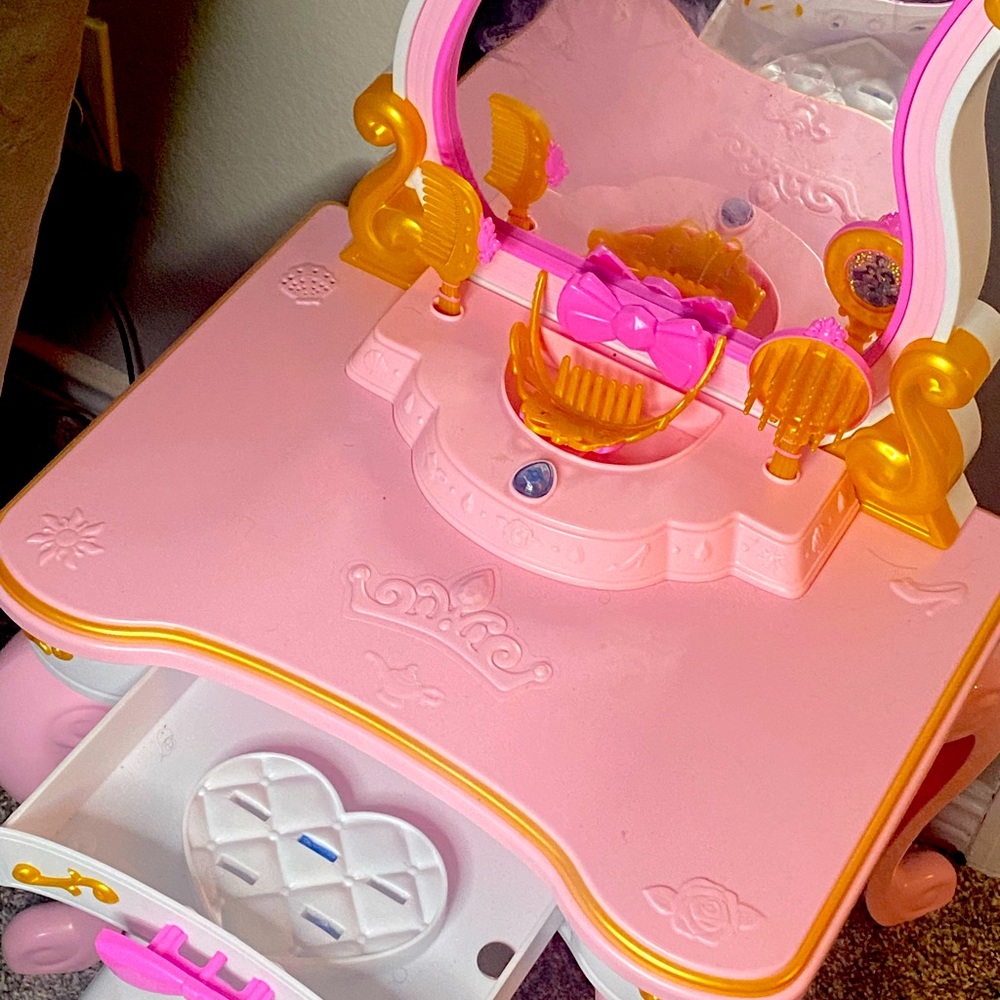 Barbie Vanity Set - Picture 3 of 4